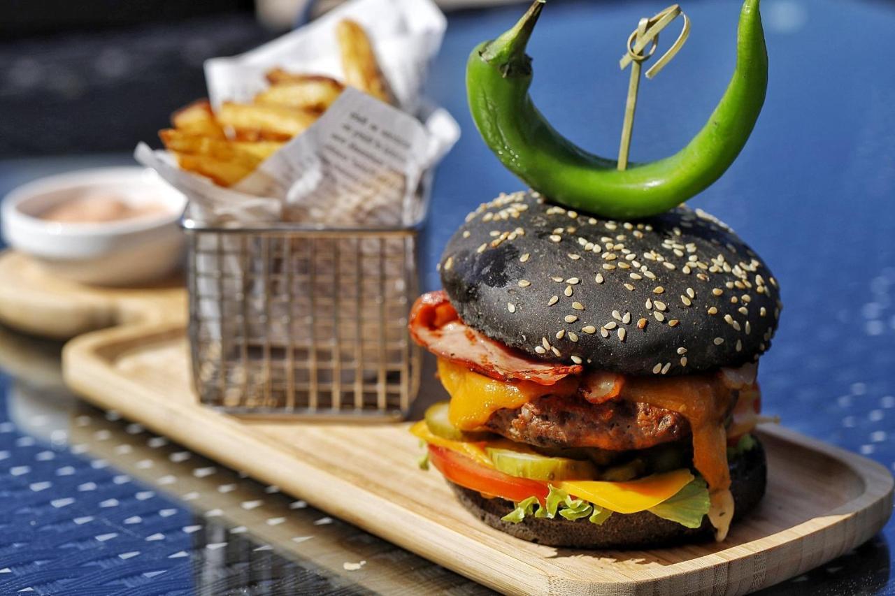 Country Spa Retreat Snagov Εξωτερικό φωτογραφία A black bun hamburger