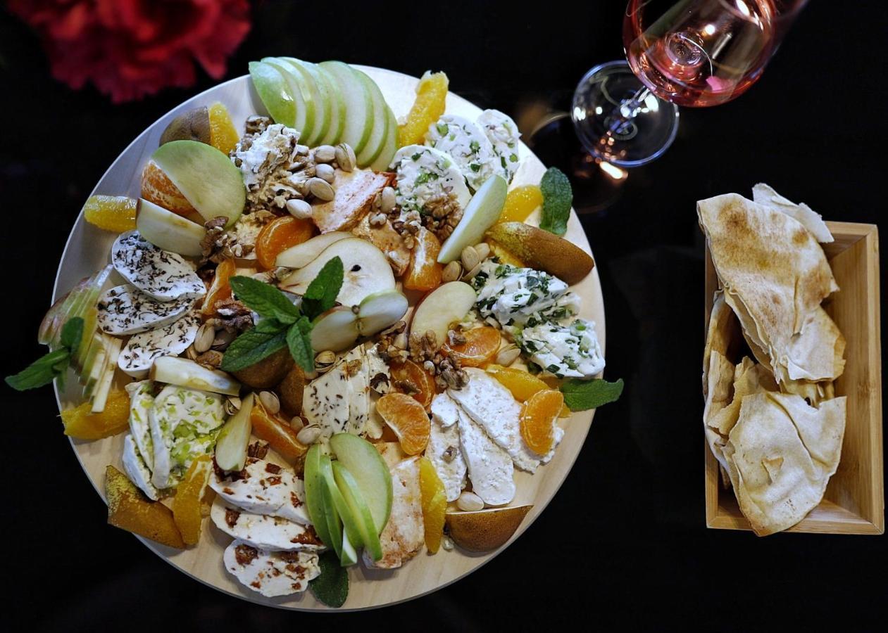 Country Spa Retreat Snagov Εξωτερικό φωτογραφία A cheese platter with a selection of cheeses and fruit