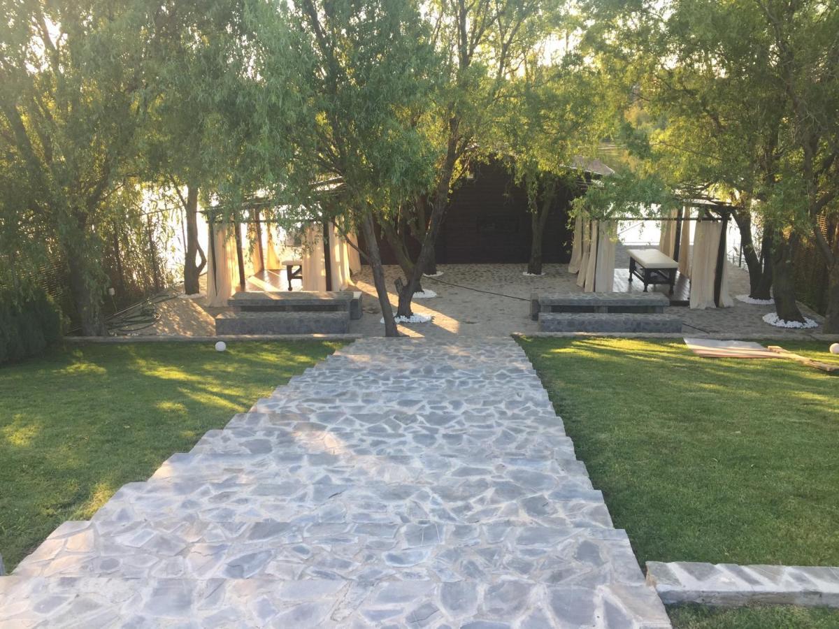 Country Spa Retreat Snagov Εξωτερικό φωτογραφία The entrance to the memorial