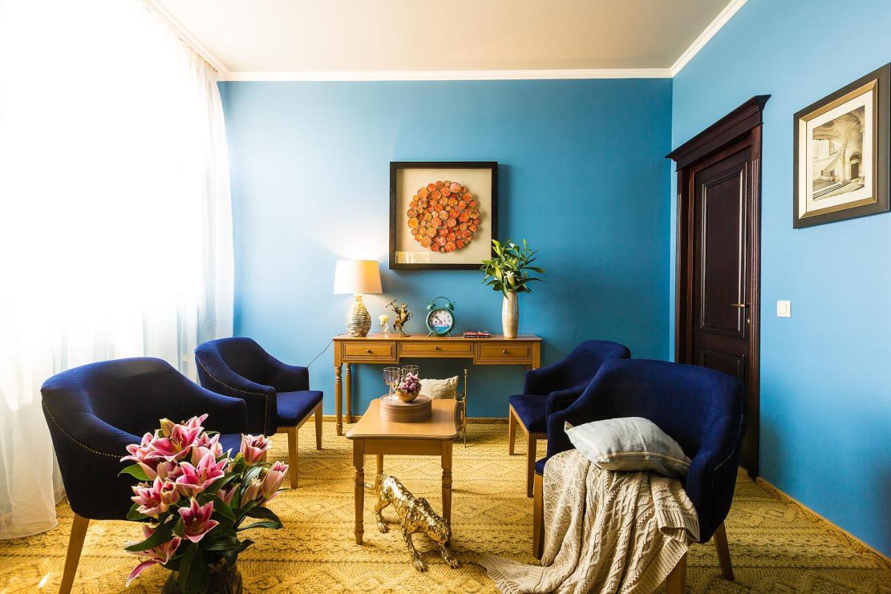 Country Spa Retreat Snagov Εξωτερικό φωτογραφία A room with blue walls and blue furniture