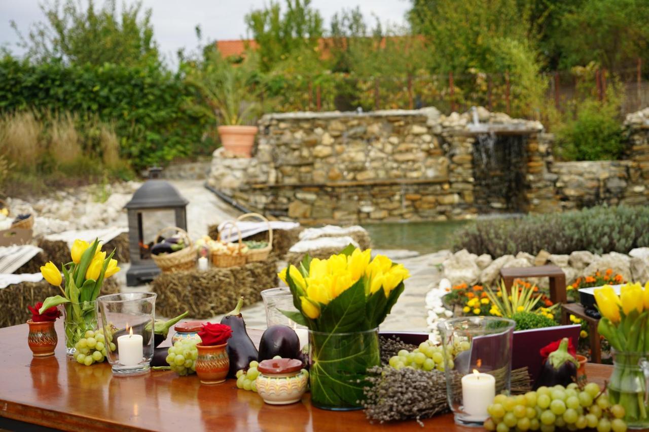 Country Spa Retreat Snagov Εξωτερικό φωτογραφία A typical table at a Greek wedding